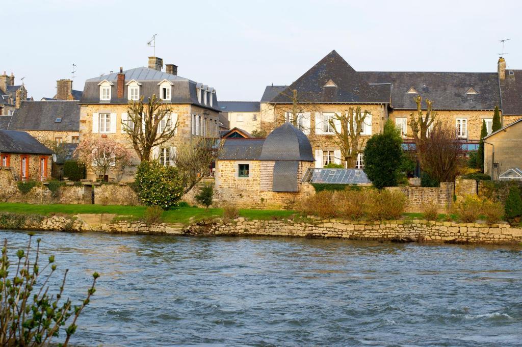 Logis Auberge De La Selune Hotel Ducey-Les Cheris Exterior photo