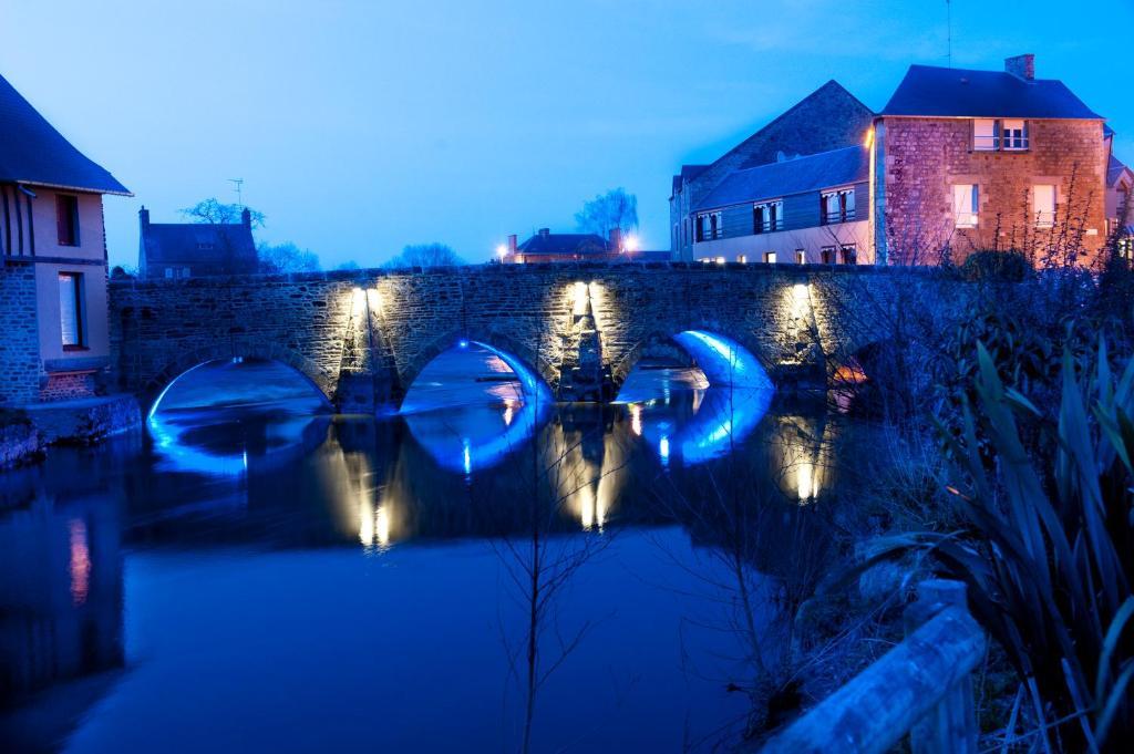 Logis Auberge De La Selune Hotel Ducey-Les Cheris Exterior photo